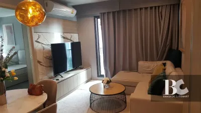 คอนโดไลฟ์สไตล์คนเมือง สะดวกด้วย BTS เพลินจิต และใกล้ศูนย์การค้าชั้นนำ ทั้ง Central Embassy, Central Chidlom, Gaysorn Village และโรงแรมระดับไฮเอนด์อีกมากมาย หนึ่งเดียวบนถนนวิทยุ สัมผัสเอกลักษณ์งานดีไซน์ที่แตกต่าง ด้วยสไตล์ Modern Thai Colonial ผสมผสานความ 