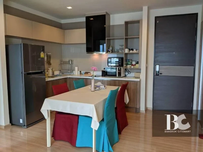 รึทึ่ม สาทร คอนโดริมถนนสาทรใต้ ห่างรถไฟฟ้า BTS ตากสิน 150 เมตร High Ceiling Lobby  และ High Sky Facilities วิวคุ้งน้ำเจ้าพระยาแบบไม่มีอะไรบดบังสายตา