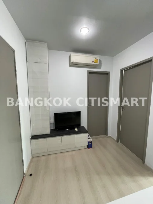 Just the two of US ที่ Life Ratchadapisek เหมือนทั้งโลก...มีแต่คุณสองคน ในที่ซึ่งคนต่างแสวงหาความเข้าใจซึ่งกันและกันอย่างเมืองใหญ่ เป็นไปได้ไหม ที่จะมีใครสักคน เข้าใจในตัวตนและอารมณ์ของ คนอีกคนหนึ่ง...อย่างลึกซึ้ง