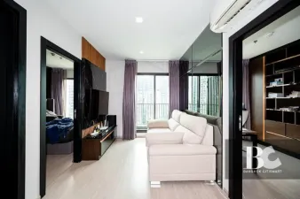 ที่สุดแห่งคอนโด High Rise พร้อมอยู่ใจกลาง New CBD ใกล้ MRT พระราม 9 ตอบโจทย์ทุกการใช้ชีวิตในสังคมเมือง พร้อมกับส่วนกลางใหญ่ถึง 7.5 ไร่* , สระว่ายน้ำ 3 สระ , Fitness 2 ชั้น บนชั้น Rooftop วิวเมือง Grand Lobby สูง 6 เมตร และ Co-Working Space แบบส่วนตัว