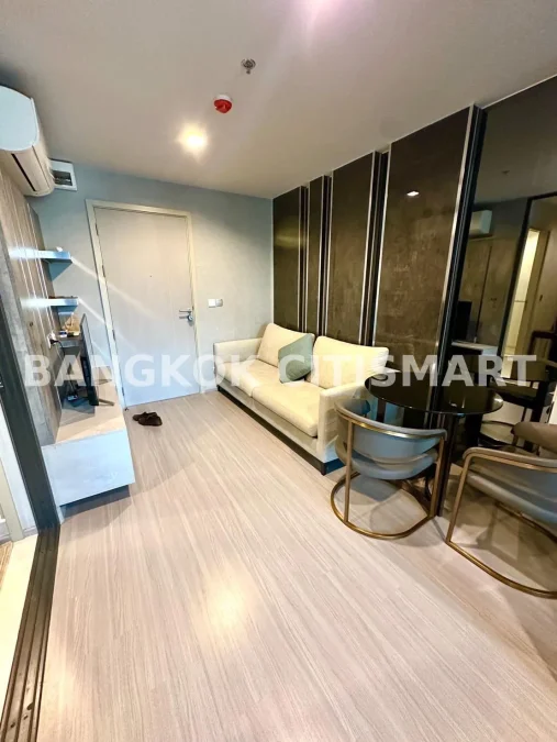 ICONIC LANDMARK ใจกลางห้าแยกลาดพร้าว คุ้ม ครบครัน ตอบรับทุกไลฟ์สไตล์ รองรับการพักผ่อนอย่างเป็นส่วนตัว ไปกับ Highlight Facility คือ Iconic Lobby, Rooftop Facilities และ Panoramic Health Club แบบ 24 ชั่วโมง Sky Work Space พร้อมเปิดรับวิวเมืองแบบ 360 องศา หร