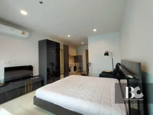 คอนโดไลฟ์สไตล์คนเมือง สะดวกด้วย BTS เพลินจิต และใกล้ศูนย์การค้าชั้นนำ ทั้ง Central Embassy, Central Chidlom, Gaysorn Village และโรงแรมระดับไฮเอนด์อีกมากมาย หนึ่งเดียวบนถนนวิทยุ สัมผัสเอกลักษณ์งานดีไซน์ที่แตกต่าง ด้วยสไตล์ Modern Thai Colonial ผสมผสานความ 