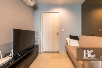 คอนโดไลฟ์สไตล์คนเมือง สะดวกด้วย BTS เพลินจิต และใกล้ศูนย์การค้าชั้นนำ ทั้ง Central Embassy, Central Chidlom, Gaysorn Village และโรงแรมระดับไฮเอนด์อีกมากมาย หนึ่งเดียวบนถนนวิทยุ สัมผัสเอกลักษณ์งานดีไซน์ที่แตกต่าง ด้วยสไตล์ Modern Thai Colonial ผสมผสานความ 