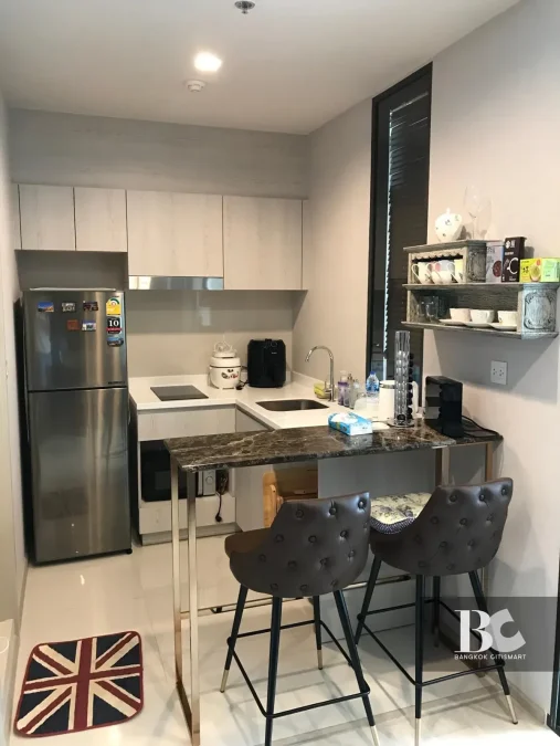 คอนโดไลฟ์สไตล์คนเมือง สะดวกด้วย BTS เพลินจิต และใกล้ศูนย์การค้าชั้นนำ ทั้ง Central Embassy, Central Chidlom, Gaysorn Village และโรงแรมระดับไฮเอนด์อีกมากมาย หนึ่งเดียวบนถนนวิทยุ สัมผัสเอกลักษณ์งานดีไซน์ที่แตกต่าง ด้วยสไตล์ Modern Thai Colonial ผสมผสานความ 