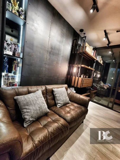 คอนโดไลฟ์สไตล์คนเมือง สะดวกด้วย BTS เพลินจิต และใกล้ศูนย์การค้าชั้นนำ ทั้ง Central Embassy, Central Chidlom, Gaysorn Village และโรงแรมระดับไฮเอนด์อีกมากมาย หนึ่งเดียวบนถนนวิทยุ สัมผัสเอกลักษณ์งานดีไซน์ที่แตกต่าง ด้วยสไตล์ Modern Thai Colonial ผสมผสานความ 