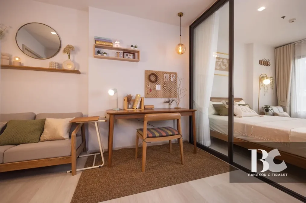 คอนโดไลฟ์สไตล์คนเมือง สะดวกด้วย BTS เพลินจิต และใกล้ศูนย์การค้าชั้นนำ ทั้ง Central Embassy, Central Chidlom, Gaysorn Village และโรงแรมระดับไฮเอนด์อีกมากมาย หนึ่งเดียวบนถนนวิทยุ สัมผัสเอกลักษณ์งานดีไซน์ที่แตกต่าง ด้วยสไตล์ Modern Thai Colonial ผสมผสานความ 