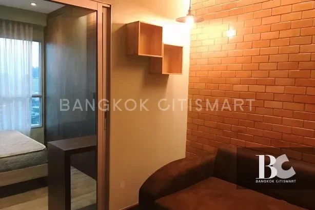 สุดยอดทำเลแห่งความสะดวก ด้วยทำเลที่ใกล้ทางด่วนอาจณรงค์ ใกล้บีทีเอสเอกมัย ติดมหาวิทยากรุงเทพ เข้าออกได้ 2 ทาง