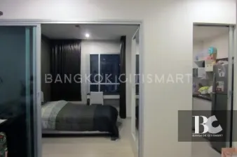 Just the two of US ที่ Life Ratchadapisek เหมือนทั้งโลก...มีแต่คุณสองคน ในที่ซึ่งคนต่างแสวงหาความเข้าใจซึ่งกันและกันอย่างเมืองใหญ่ เป็นไปได้ไหม ที่จะมีใครสักคน เข้าใจในตัวตนและอารมณ์ของ คนอีกคนหนึ่ง...อย่างลึกซึ้ง