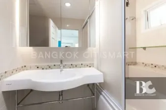 ไลฟ์ แอท รัชดา (Life@Ratchada)  คอนโดรัชดา อยู่ใกล้รถไฟฟ้าใต้ดิน MRT สถานีลาดพร้าว 300 เมตร เข้าออกสะดวกทั้งทางถนนรัชดา และถนนลาดพร้าว