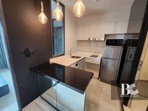 คอนโดไลฟ์สไตล์คนเมือง สะดวกด้วย BTS เพลินจิต และใกล้ศูนย์การค้าชั้นนำ ทั้ง Central Embassy, Central Chidlom, Gaysorn Village และโรงแรมระดับไฮเอนด์อีกมากมาย หนึ่งเดียวบนถนนวิทยุ สัมผัสเอกลักษณ์งานดีไซน์ที่แตกต่าง ด้วยสไตล์ Modern Thai Colonial ผสมผสานความ 