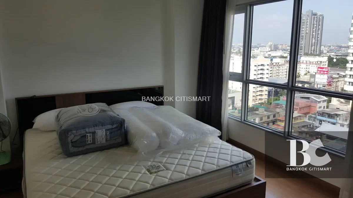 สุดยอดทำเลแห่งความสะดวก ด้วยทำเลที่ใกล้ทางด่วนอาจณรงค์ ใกล้บีทีเอสเอกมัย ติดมหาวิทยากรุงเทพ เข้าออกได้ 2 ทาง