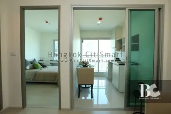 Just the two of US ที่ Life Ratchadapisek เหมือนทั้งโลก...มีแต่คุณสองคน ในที่ซึ่งคนต่างแสวงหาความเข้าใจซึ่งกันและกันอย่างเมืองใหญ่ เป็นไปได้ไหม ที่จะมีใครสักคน เข้าใจในตัวตนและอารมณ์ของ คนอีกคนหนึ่ง...อย่างลึกซึ้ง