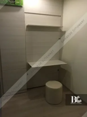 Just the two of US ที่ Life Ratchadapisek เหมือนทั้งโลก...มีแต่คุณสองคน ในที่ซึ่งคนต่างแสวงหาความเข้าใจซึ่งกันและกันอย่างเมืองใหญ่ เป็นไปได้ไหม ที่จะมีใครสักคน เข้าใจในตัวตนและอารมณ์ของ คนอีกคนหนึ่ง...อย่างลึกซึ้ง