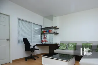 ไลฟ์ แอท รัชดา (Life@Ratchada)  คอนโดรัชดา อยู่ใกล้รถไฟฟ้าใต้ดิน MRT สถานีลาดพร้าว 300 เมตร เข้าออกสะดวกทั้งทางถนนรัชดา และถนนลาดพร้าว