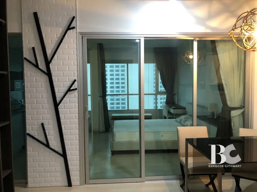 Just the two of US ที่ Life Ratchadapisek เหมือนทั้งโลก...มีแต่คุณสองคน ในที่ซึ่งคนต่างแสวงหาความเข้าใจซึ่งกันและกันอย่างเมืองใหญ่ เป็นไปได้ไหม ที่จะมีใครสักคน เข้าใจในตัวตนและอารมณ์ของ คนอีกคนหนึ่ง...อย่างลึกซึ้ง