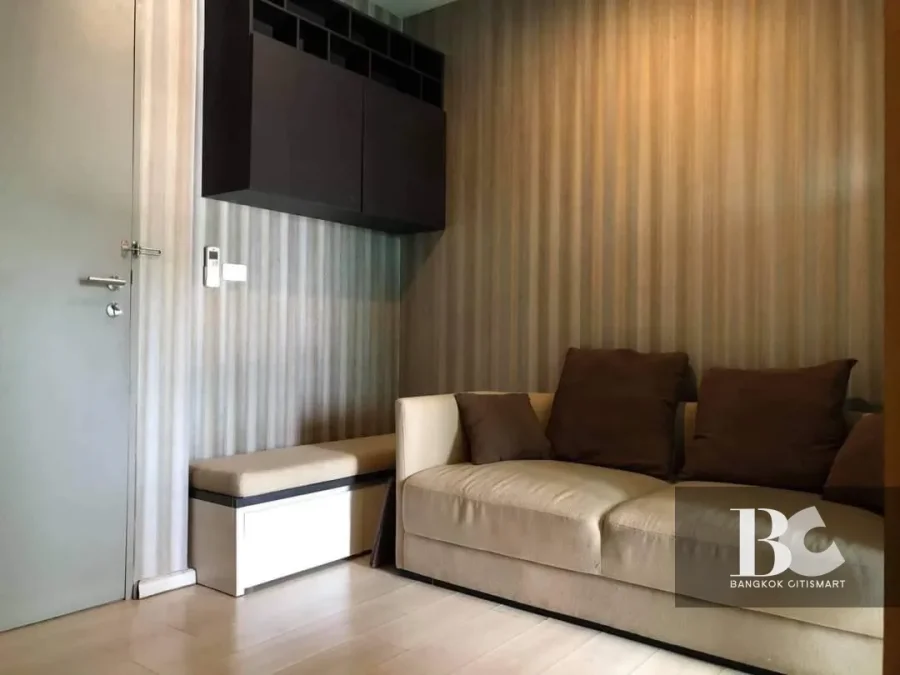 Just the two of US ที่ Life Ratchadapisek เหมือนทั้งโลก...มีแต่คุณสองคน ในที่ซึ่งคนต่างแสวงหาความเข้าใจซึ่งกันและกันอย่างเมืองใหญ่ เป็นไปได้ไหม ที่จะมีใครสักคน เข้าใจในตัวตนและอารมณ์ของ คนอีกคนหนึ่ง...อย่างลึกซึ้ง