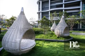 Just the two of US ที่ Life Ratchadapisek เหมือนทั้งโลก...มีแต่คุณสองคน ในที่ซึ่งคนต่างแสวงหาความเข้าใจซึ่งกันและกันอย่างเมืองใหญ่ เป็นไปได้ไหม ที่จะมีใครสักคน เข้าใจในตัวตนและอารมณ์ของ คนอีกคนหนึ่ง...อย่างลึกซึ้ง