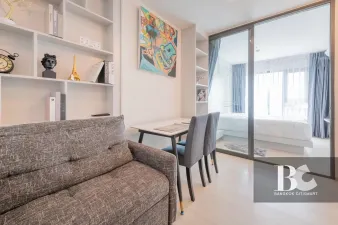 คอนโดไลฟ์สไตล์คนเมือง สะดวกด้วย BTS เพลินจิต และใกล้ศูนย์การค้าชั้นนำ ทั้ง Central Embassy, Central Chidlom, Gaysorn Village และโรงแรมระดับไฮเอนด์อีกมากมาย หนึ่งเดียวบนถนนวิทยุ สัมผัสเอกลักษณ์งานดีไซน์ที่แตกต่าง ด้วยสไตล์ Modern Thai Colonial ผสมผสานความ 