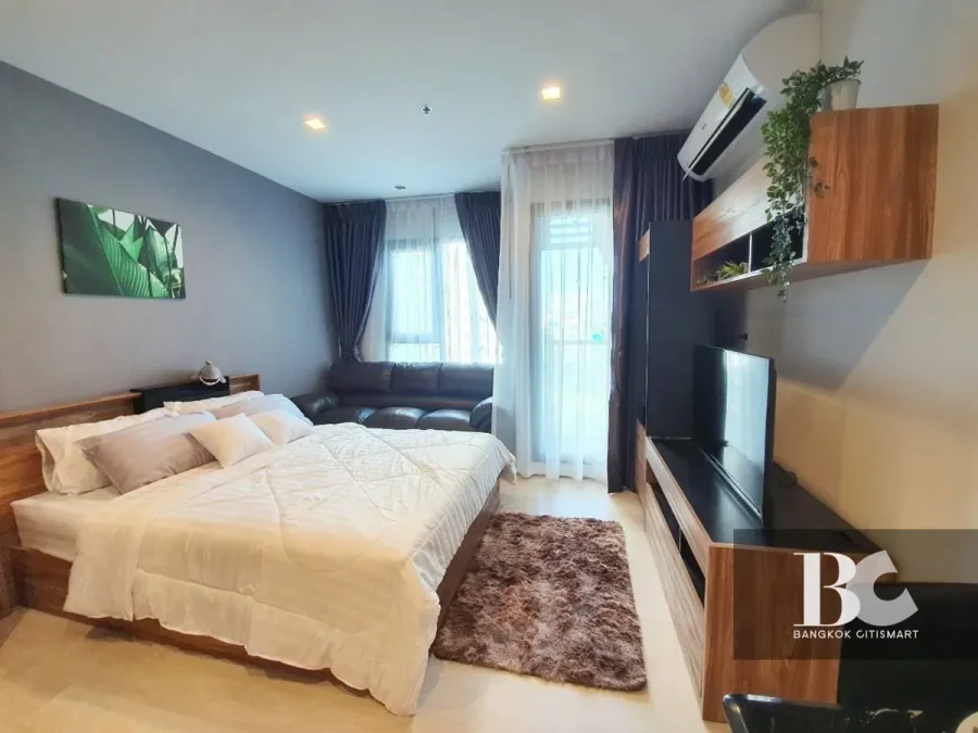 คอนโดไลฟ์สไตล์คนเมือง สะดวกด้วย BTS เพลินจิต และใกล้ศูนย์การค้าชั้นนำ ทั้ง Central Embassy, Central Chidlom, Gaysorn Village และโรงแรมระดับไฮเอนด์อีกมากมาย หนึ่งเดียวบนถนนวิทยุ สัมผัสเอกลักษณ์งานดีไซน์ที่แตกต่าง ด้วยสไตล์ Modern Thai Colonial ผสมผสานความ 