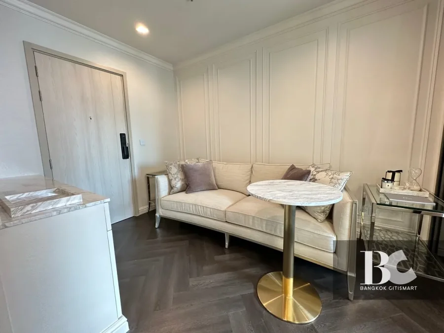 คอนโดไลฟ์สไตล์คนเมือง สะดวกด้วย BTS เพลินจิต และใกล้ศูนย์การค้าชั้นนำ ทั้ง Central Embassy, Central Chidlom, Gaysorn Village และโรงแรมระดับไฮเอนด์อีกมากมาย หนึ่งเดียวบนถนนวิทยุ สัมผัสเอกลักษณ์งานดีไซน์ที่แตกต่าง ด้วยสไตล์ Modern Thai Colonial ผสมผสานความ 
