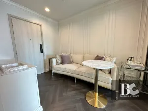 คอนโดไลฟ์สไตล์คนเมือง สะดวกด้วย BTS เพลินจิต และใกล้ศูนย์การค้าชั้นนำ ทั้ง Central Embassy, Central Chidlom, Gaysorn Village และโรงแรมระดับไฮเอนด์อีกมากมาย หนึ่งเดียวบนถนนวิทยุ สัมผัสเอกลักษณ์งานดีไซน์ที่แตกต่าง ด้วยสไตล์ Modern Thai Colonial ผสมผสานความ 