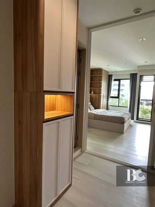 คอนโดไลฟ์สไตล์คนเมือง สะดวกด้วย BTS เพลินจิต และใกล้ศูนย์การค้าชั้นนำ ทั้ง Central Embassy, Central Chidlom, Gaysorn Village และโรงแรมระดับไฮเอนด์อีกมากมาย หนึ่งเดียวบนถนนวิทยุ สัมผัสเอกลักษณ์งานดีไซน์ที่แตกต่าง ด้วยสไตล์ Modern Thai Colonial ผสมผสานความ 