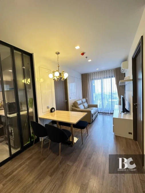 โอเอซิสคอนโดใหม่ พร้อมอยู่! สไตล์ Hide & Seek พบห้องรูปแบบ Cantilever Room ยูนิตพักอาศัยดีไซน์พิเศษ พื้นที่ภายในห้องชุดลอยออกมาจากตัวอาคาร เสมือนการพักผ่อนอยู่บนเชิงเขา ส่วนกลางใหญ่อลังการที่สุดในย่าน พร้อม Triple Facilities ใกล้ BTS ห้าแยกลาดพร้าว เชื่อม