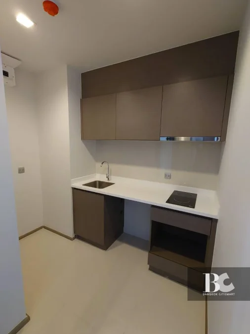 โอเอซิสคอนโดใหม่ พร้อมอยู่! สไตล์ Hide & Seek พบห้องรูปแบบ Cantilever Room ยูนิตพักอาศัยดีไซน์พิเศษ พื้นที่ภายในห้องชุดลอยออกมาจากตัวอาคาร เสมือนการพักผ่อนอยู่บนเชิงเขา ส่วนกลางใหญ่อลังการที่สุดในย่าน พร้อม Triple Facilities ใกล้ BTS ห้าแยกลาดพร้าว เชื่อม