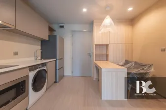 ICONIC LANDMARK ใจกลางห้าแยกลาดพร้าว คุ้ม ครบครัน ตอบรับทุกไลฟ์สไตล์ รองรับการพักผ่อนอย่างเป็นส่วนตัว ไปกับ Highlight Facility คือ Iconic Lobby, Rooftop Facilities และ Panoramic Health Club แบบ 24 ชั่วโมง Sky Work Space พร้อมเปิดรับวิวเมืองแบบ 360 องศา หร