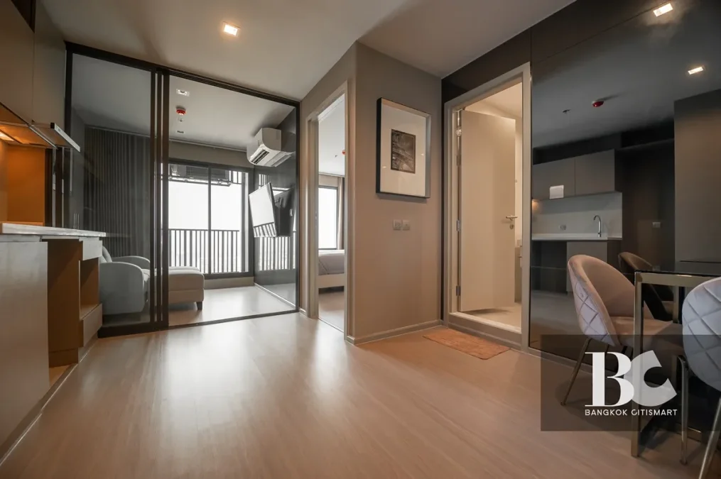 ICONIC LANDMARK ใจกลางห้าแยกลาดพร้าว คุ้ม ครบครัน ตอบรับทุกไลฟ์สไตล์ รองรับการพักผ่อนอย่างเป็นส่วนตัว ไปกับ Highlight Facility คือ Iconic Lobby, Rooftop Facilities และ Panoramic Health Club แบบ 24 ชั่วโมง Sky Work Space พร้อมเปิดรับวิวเมืองแบบ 360 องศา หร