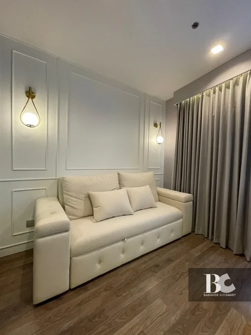 โอเอซิสคอนโดใหม่ พร้อมอยู่! สไตล์ Hide & Seek พบห้องรูปแบบ Cantilever Room ยูนิตพักอาศัยดีไซน์พิเศษ พื้นที่ภายในห้องชุดลอยออกมาจากตัวอาคาร เสมือนการพักผ่อนอยู่บนเชิงเขา ส่วนกลางใหญ่อลังการที่สุดในย่าน พร้อม Triple Facilities ใกล้ BTS ห้าแยกลาดพร้าว เชื่อม