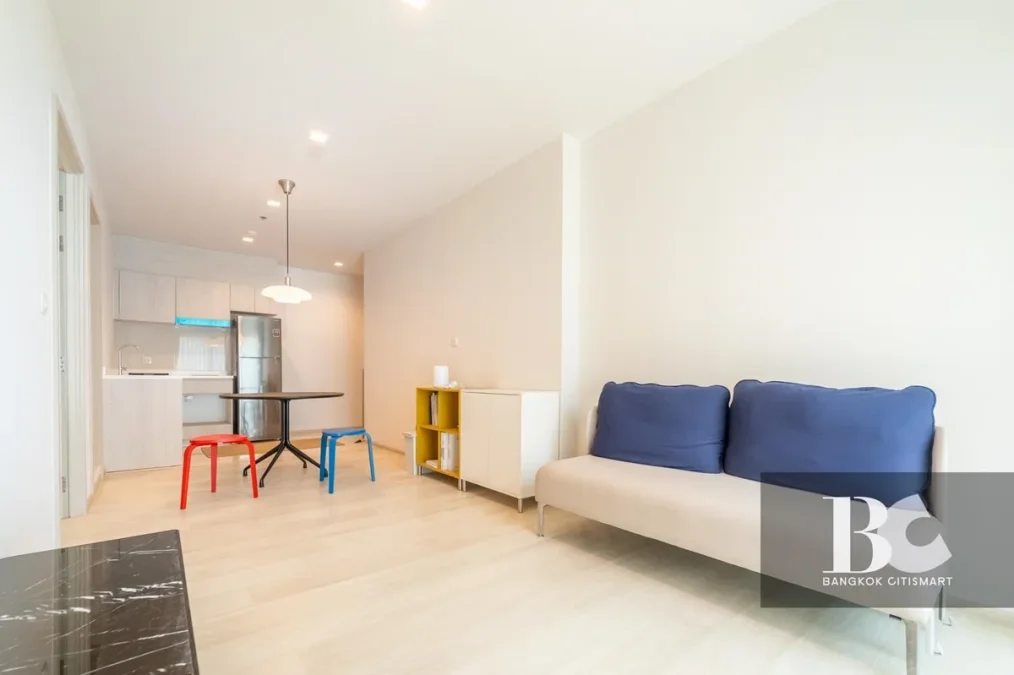 คอนโดไลฟ์สไตล์คนเมือง สะดวกด้วย BTS เพลินจิต และใกล้ศูนย์การค้าชั้นนำ ทั้ง Central Embassy, Central Chidlom, Gaysorn Village และโรงแรมระดับไฮเอนด์อีกมากมาย หนึ่งเดียวบนถนนวิทยุ สัมผัสเอกลักษณ์งานดีไซน์ที่แตกต่าง ด้วยสไตล์ Modern Thai Colonial ผสมผสานความ 