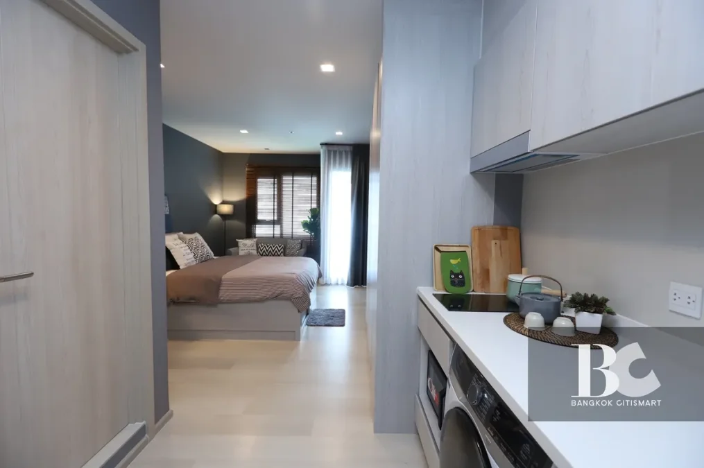 คอนโดไลฟ์สไตล์คนเมือง สะดวกด้วย BTS เพลินจิต และใกล้ศูนย์การค้าชั้นนำ ทั้ง Central Embassy, Central Chidlom, Gaysorn Village และโรงแรมระดับไฮเอนด์อีกมากมาย หนึ่งเดียวบนถนนวิทยุ สัมผัสเอกลักษณ์งานดีไซน์ที่แตกต่าง ด้วยสไตล์ Modern Thai Colonial ผสมผสานความ 