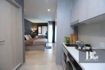 คอนโดไลฟ์สไตล์คนเมือง สะดวกด้วย BTS เพลินจิต และใกล้ศูนย์การค้าชั้นนำ ทั้ง Central Embassy, Central Chidlom, Gaysorn Village และโรงแรมระดับไฮเอนด์อีกมากมาย หนึ่งเดียวบนถนนวิทยุ สัมผัสเอกลักษณ์งานดีไซน์ที่แตกต่าง ด้วยสไตล์ Modern Thai Colonial ผสมผสานความ 