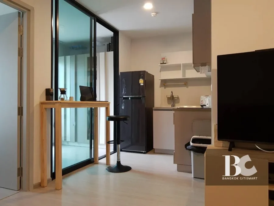 คอนโดพร้อมอยู่ สไตล์อังกฤษ ตอบโจทย์ไลฟ์สไตล์คนเมือง เดินทางสะดวก ใกล้ MRT ตรงข้ามเซ็นทรัลแกรนด์พระราม 9 A New Luxe Classic Condominium กับงานดีไซน์ที่สวยสะดุดตา มาพร้อมกับบรรยากาศโครงการ และส่วนกลางแบบเต็มอิ่ม ทั้งพื้นที่สีเขียวขนาดใหญ่ สระว่ายน้ำ 2 สระ, 