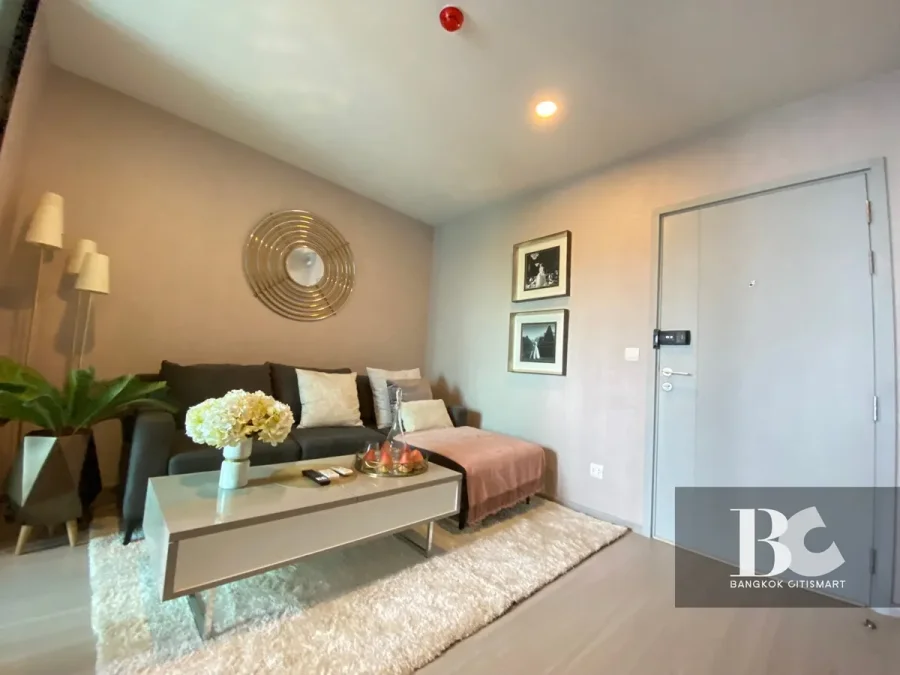 คอนโดพร้อมอยู่ สไตล์อังกฤษ ตอบโจทย์ไลฟ์สไตล์คนเมือง เดินทางสะดวก ใกล้ MRT ตรงข้ามเซ็นทรัลแกรนด์พระราม 9 A New Luxe Classic Condominium กับงานดีไซน์ที่สวยสะดุดตา มาพร้อมกับบรรยากาศโครงการ และส่วนกลางแบบเต็มอิ่ม ทั้งพื้นที่สีเขียวขนาดใหญ่ สระว่ายน้ำ 2 สระ, 