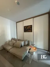 คอนโดพร้อมอยู่ สไตล์อังกฤษ ตอบโจทย์ไลฟ์สไตล์คนเมือง เดินทางสะดวก ใกล้ MRT ตรงข้ามเซ็นทรัลแกรนด์พระราม 9 A New Luxe Classic Condominium กับงานดีไซน์ที่สวยสะดุดตา มาพร้อมกับบรรยากาศโครงการ และส่วนกลางแบบเต็มอิ่ม ทั้งพื้นที่สีเขียวขนาดใหญ่ สระว่ายน้ำ 2 สระ, 