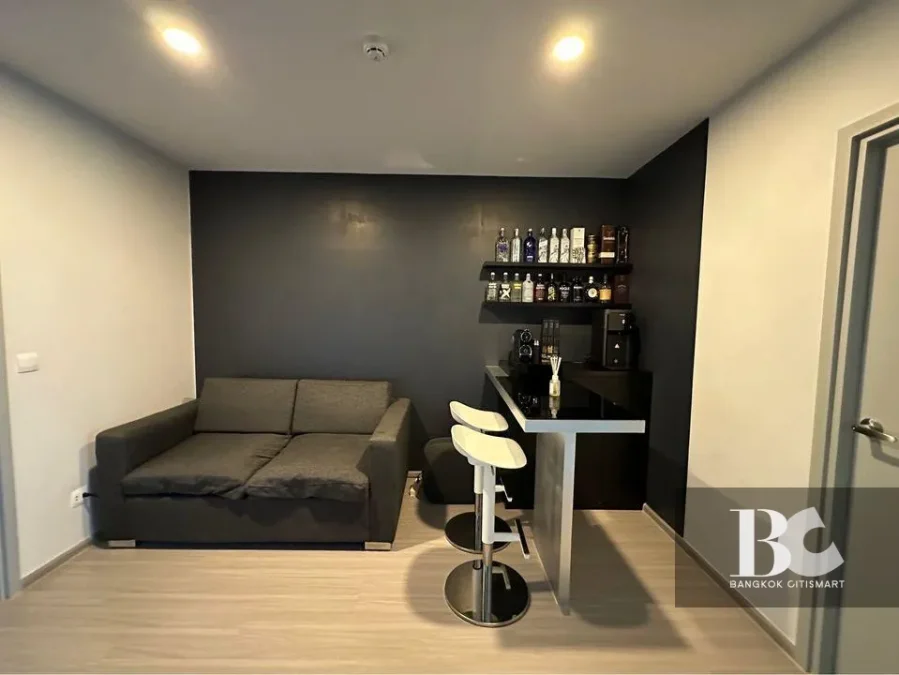 คอนโดพร้อมอยู่ สไตล์อังกฤษ ตอบโจทย์ไลฟ์สไตล์คนเมือง เดินทางสะดวก ใกล้ MRT ตรงข้ามเซ็นทรัลแกรนด์พระราม 9 A New Luxe Classic Condominium กับงานดีไซน์ที่สวยสะดุดตา มาพร้อมกับบรรยากาศโครงการ และส่วนกลางแบบเต็มอิ่ม ทั้งพื้นที่สีเขียวขนาดใหญ่ สระว่ายน้ำ 2 สระ, 