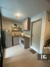 คอนโดพร้อมอยู่ สไตล์อังกฤษ ตอบโจทย์ไลฟ์สไตล์คนเมือง เดินทางสะดวก ใกล้ MRT ตรงข้ามเซ็นทรัลแกรนด์พระราม 9 A New Luxe Classic Condominium กับงานดีไซน์ที่สวยสะดุดตา มาพร้อมกับบรรยากาศโครงการ และส่วนกลางแบบเต็มอิ่ม ทั้งพื้นที่สีเขียวขนาดใหญ่ สระว่ายน้ำ 2 สระ, 