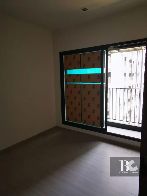 ที่สุดแห่งคอนโด High Rise พร้อมอยู่ใจกลาง New CBD ใกล้ MRT พระราม 9 ตอบโจทย์ทุกการใช้ชีวิตในสังคมเมือง พร้อมกับส่วนกลางใหญ่ถึง 7.5 ไร่* , สระว่ายน้ำ 3 สระ , Fitness 2 ชั้น บนชั้น Rooftop วิวเมือง Grand Lobby สูง 6 เมตร และ Co-Working Space แบบส่วนตัว