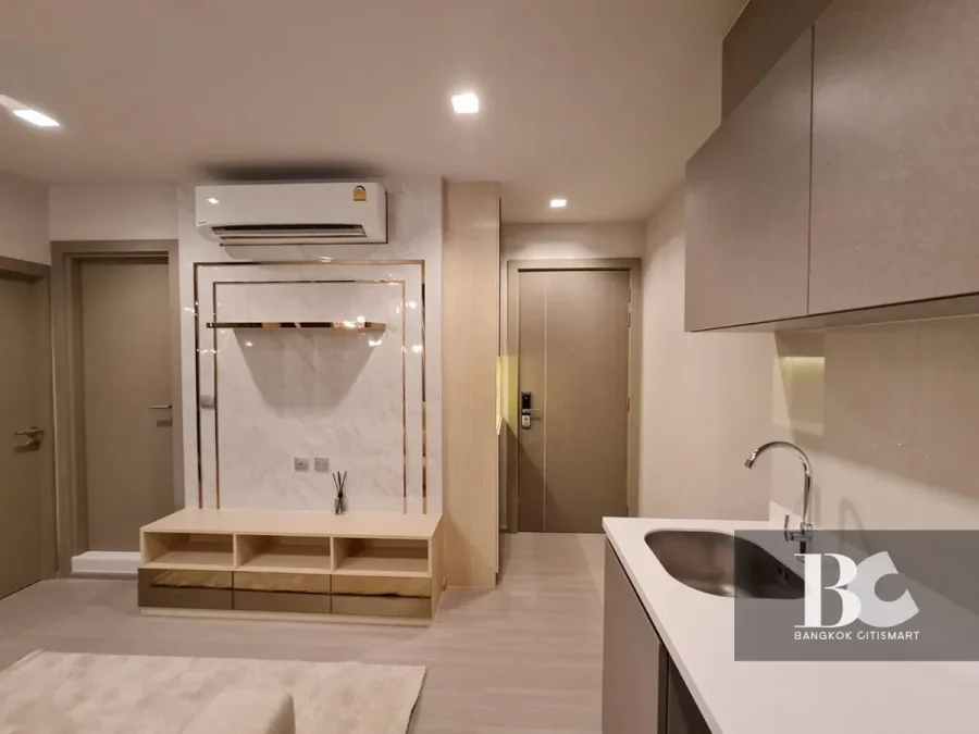 ที่สุดแห่งคอนโด High Rise พร้อมอยู่ใจกลาง New CBD ใกล้ MRT พระราม 9 ตอบโจทย์ทุกการใช้ชีวิตในสังคมเมือง พร้อมกับส่วนกลางใหญ่ถึง 7.5 ไร่* , สระว่ายน้ำ 3 สระ , Fitness 2 ชั้น บนชั้น Rooftop วิวเมือง Grand Lobby สูง 6 เมตร และ Co-Working Space แบบส่วนตัว