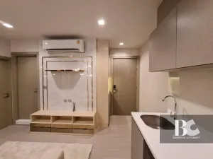 ที่สุดแห่งคอนโด High Rise พร้อมอยู่ใจกลาง New CBD ใกล้ MRT พระราม 9 ตอบโจทย์ทุกการใช้ชีวิตในสังคมเมือง พร้อมกับส่วนกลางใหญ่ถึง 7.5 ไร่* , สระว่ายน้ำ 3 สระ , Fitness 2 ชั้น บนชั้น Rooftop วิวเมือง Grand Lobby สูง 6 เมตร และ Co-Working Space แบบส่วนตัว