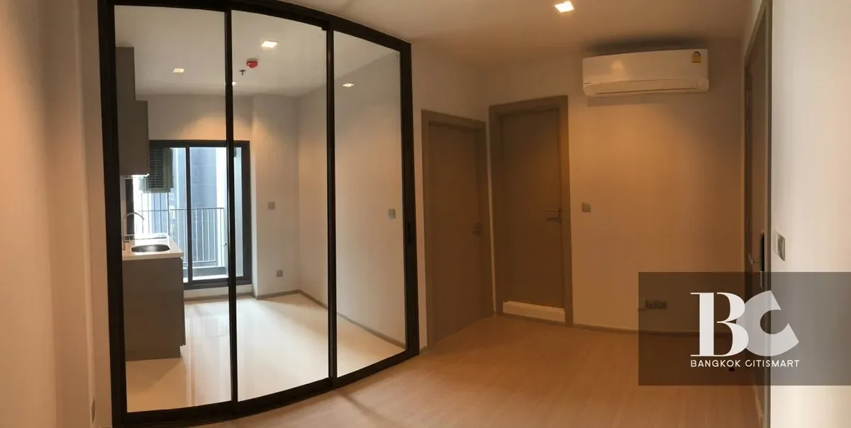 ที่สุดแห่งคอนโด High Rise พร้อมอยู่ใจกลาง New CBD ใกล้ MRT พระราม 9 ตอบโจทย์ทุกการใช้ชีวิตในสังคมเมือง พร้อมกับส่วนกลางใหญ่ถึง 7.5 ไร่* , สระว่ายน้ำ 3 สระ , Fitness 2 ชั้น บนชั้น Rooftop วิวเมือง Grand Lobby สูง 6 เมตร และ Co-Working Space แบบส่วนตัว