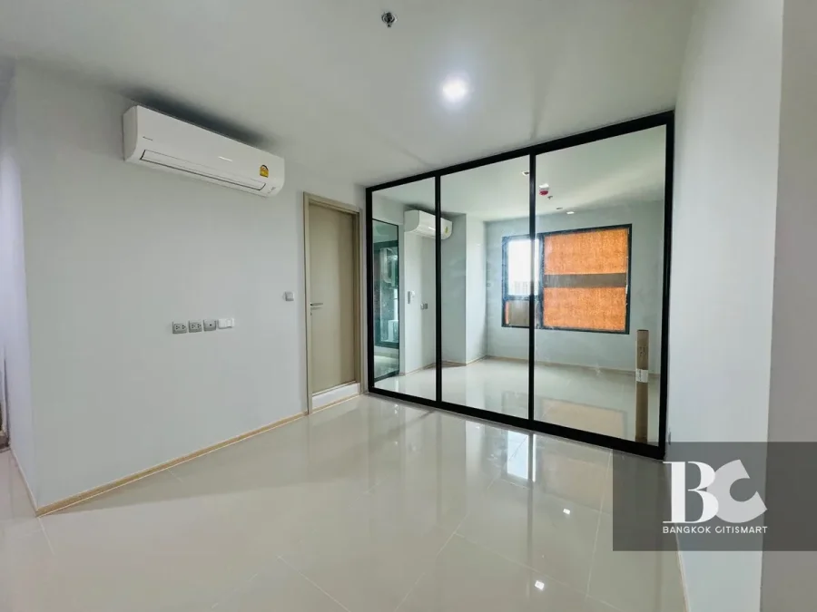 ICONIC LANDMARK ใจกลางห้าแยกลาดพร้าว คุ้ม ครบครัน ตอบรับทุกไลฟ์สไตล์ รองรับการพักผ่อนอย่างเป็นส่วนตัว ไปกับ Highlight Facility คือ Iconic Lobby, Rooftop Facilities และ Panoramic Health Club แบบ 24 ชั่วโมง Sky Work Space พร้อมเปิดรับวิวเมืองแบบ 360 องศา หร