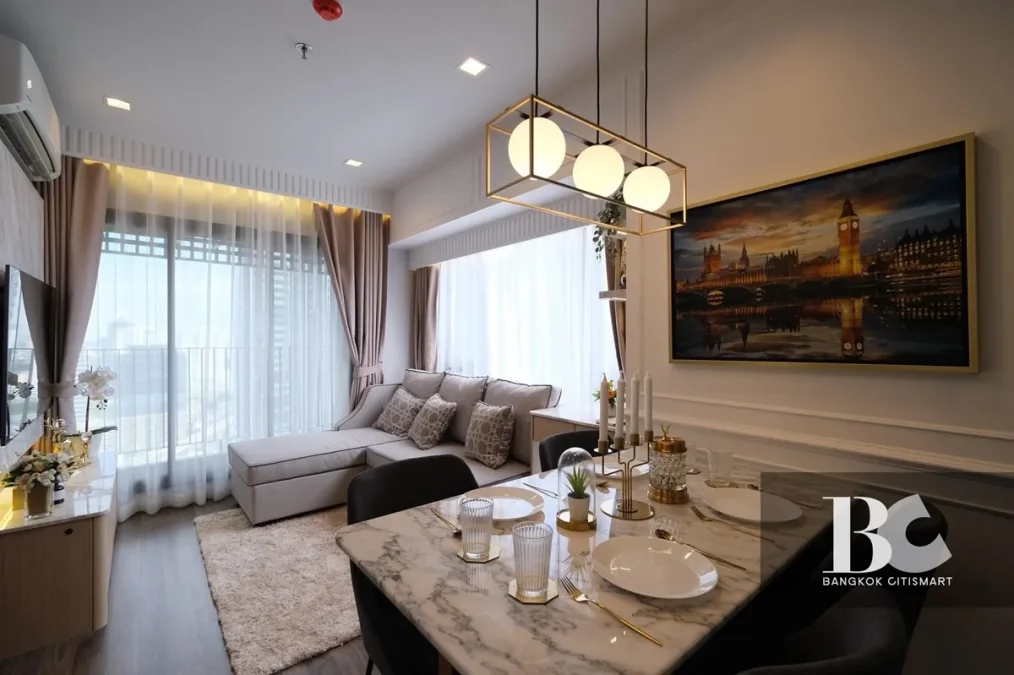 โอเอซิสคอนโดใหม่ พร้อมอยู่! สไตล์ Hide & Seek พบห้องรูปแบบ Cantilever Room ยูนิตพักอาศัยดีไซน์พิเศษ พื้นที่ภายในห้องชุดลอยออกมาจากตัวอาคาร เสมือนการพักผ่อนอยู่บนเชิงเขา ส่วนกลางใหญ่อลังการที่สุดในย่าน พร้อม Triple Facilities ใกล้ BTS ห้าแยกลาดพร้าว เชื่อม