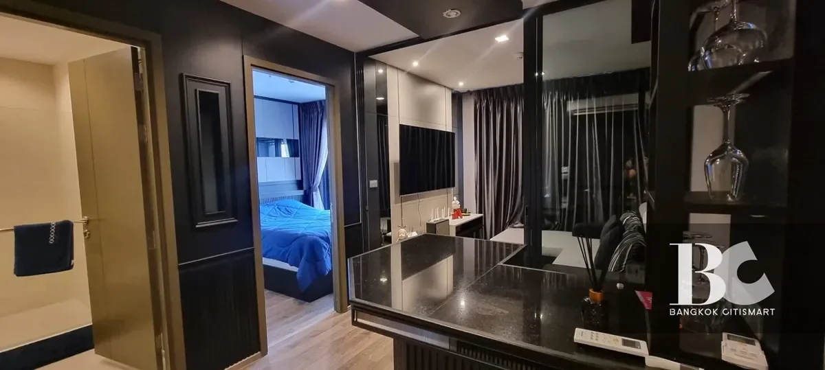 โอเอซิสคอนโดใหม่ พร้อมอยู่! สไตล์ Hide & Seek พบห้องรูปแบบ Cantilever Room ยูนิตพักอาศัยดีไซน์พิเศษ พื้นที่ภายในห้องชุดลอยออกมาจากตัวอาคาร เสมือนการพักผ่อนอยู่บนเชิงเขา ส่วนกลางใหญ่อลังการที่สุดในย่าน พร้อม Triple Facilities ใกล้ BTS ห้าแยกลาดพร้าว เชื่อม