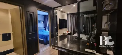 โอเอซิสคอนโดใหม่ พร้อมอยู่! สไตล์ Hide & Seek พบห้องรูปแบบ Cantilever Room ยูนิตพักอาศัยดีไซน์พิเศษ พื้นที่ภายในห้องชุดลอยออกมาจากตัวอาคาร เสมือนการพักผ่อนอยู่บนเชิงเขา ส่วนกลางใหญ่อลังการที่สุดในย่าน พร้อม Triple Facilities ใกล้ BTS ห้าแยกลาดพร้าว เชื่อม