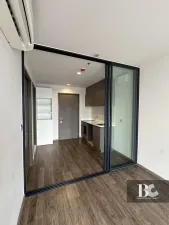 โอเอซิสคอนโดใหม่ พร้อมอยู่! สไตล์ Hide & Seek พบห้องรูปแบบ Cantilever Room ยูนิตพักอาศัยดีไซน์พิเศษ พื้นที่ภายในห้องชุดลอยออกมาจากตัวอาคาร เสมือนการพักผ่อนอยู่บนเชิงเขา ส่วนกลางใหญ่อลังการที่สุดในย่าน พร้อม Triple Facilities ใกล้ BTS ห้าแยกลาดพร้าว เชื่อม