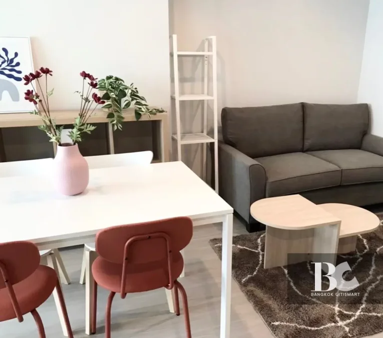 ICONIC LANDMARK ใจกลางห้าแยกลาดพร้าว คุ้ม ครบครัน ตอบรับทุกไลฟ์สไตล์ รองรับการพักผ่อนอย่างเป็นส่วนตัว ไปกับ Highlight Facility คือ Iconic Lobby, Rooftop Facilities และ Panoramic Health Club แบบ 24 ชั่วโมง Sky Work Space พร้อมเปิดรับวิวเมืองแบบ 360 องศา หร