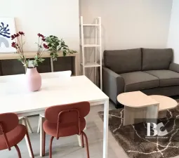 ICONIC LANDMARK ใจกลางห้าแยกลาดพร้าว คุ้ม ครบครัน ตอบรับทุกไลฟ์สไตล์ รองรับการพักผ่อนอย่างเป็นส่วนตัว ไปกับ Highlight Facility คือ Iconic Lobby, Rooftop Facilities และ Panoramic Health Club แบบ 24 ชั่วโมง Sky Work Space พร้อมเปิดรับวิวเมืองแบบ 360 องศา หร